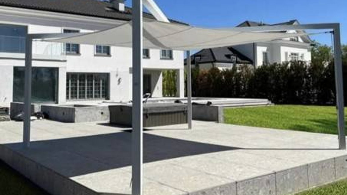 Chcete si dopřát pohodlí na zahradě i během špatného počasí? Pergola je řešením