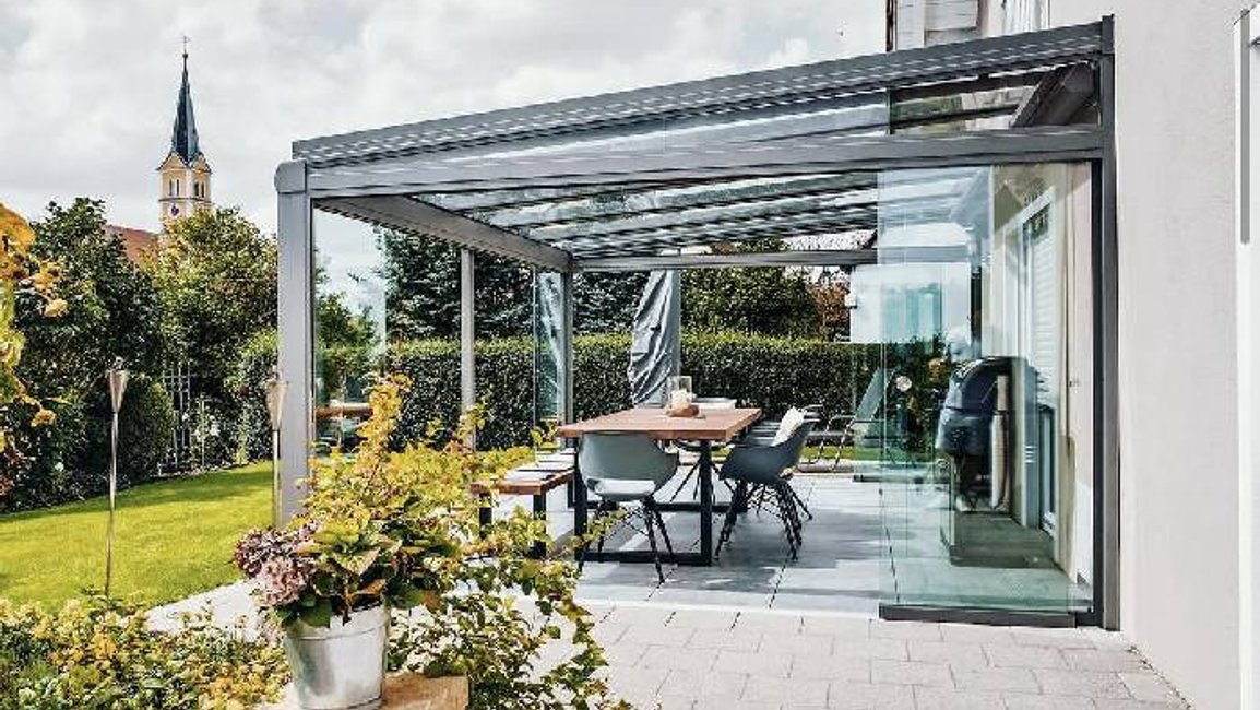 Rámové zasklení pergol a teras – perfektní ochrana pro venkovní prostor