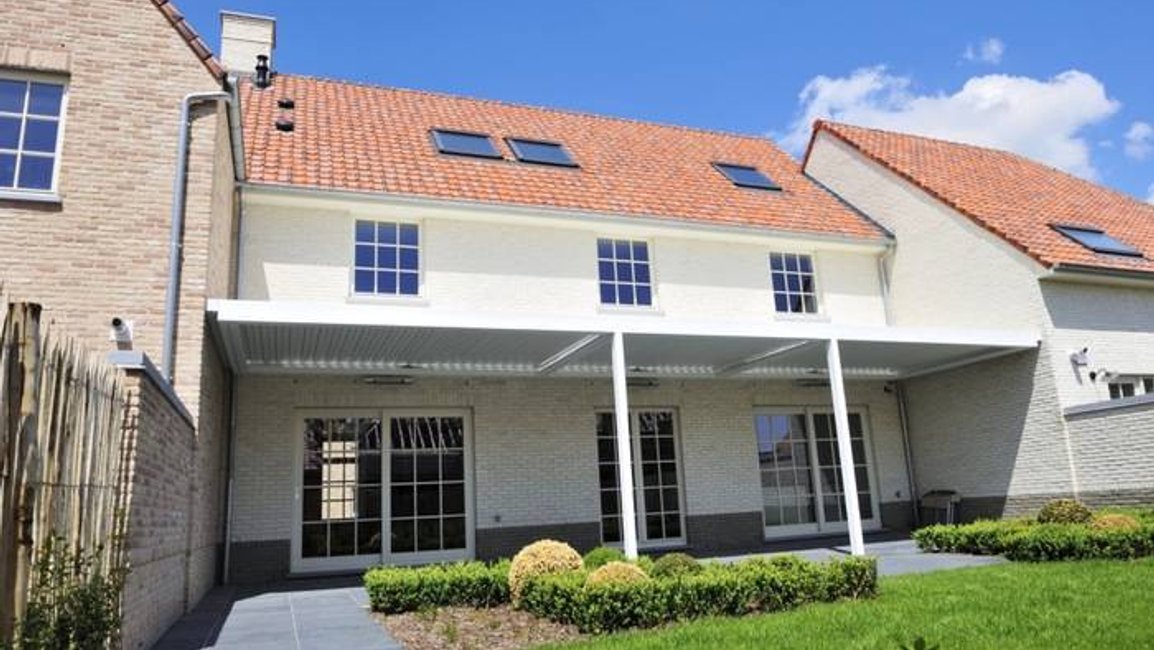 Pergoly s otáčivými lamelami: Podívejte se, jak vypadají a jaké mají výhody