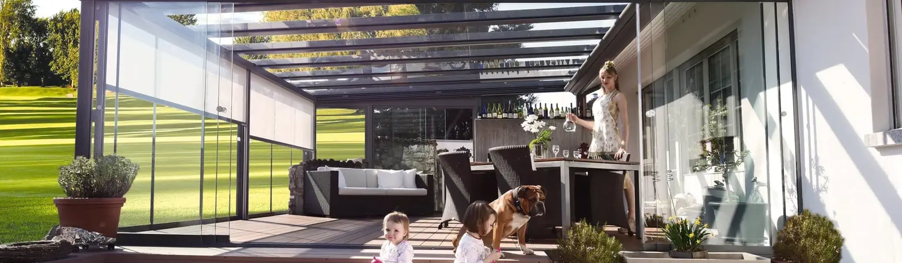 Rodina u domova se zimní zahradou