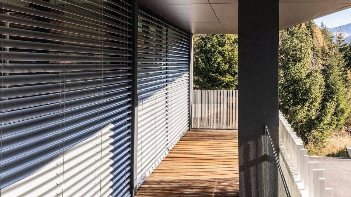 Moderní terasa s venkovními žaluziemi – hliníkové lamely přesně regulují světlo, vytvářejí příjemný stín a chrání soukromí.