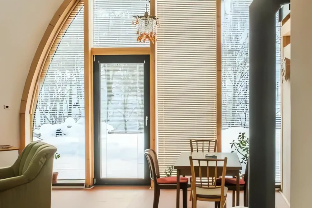 Obloukové žaluzie u oken okolo dvěří