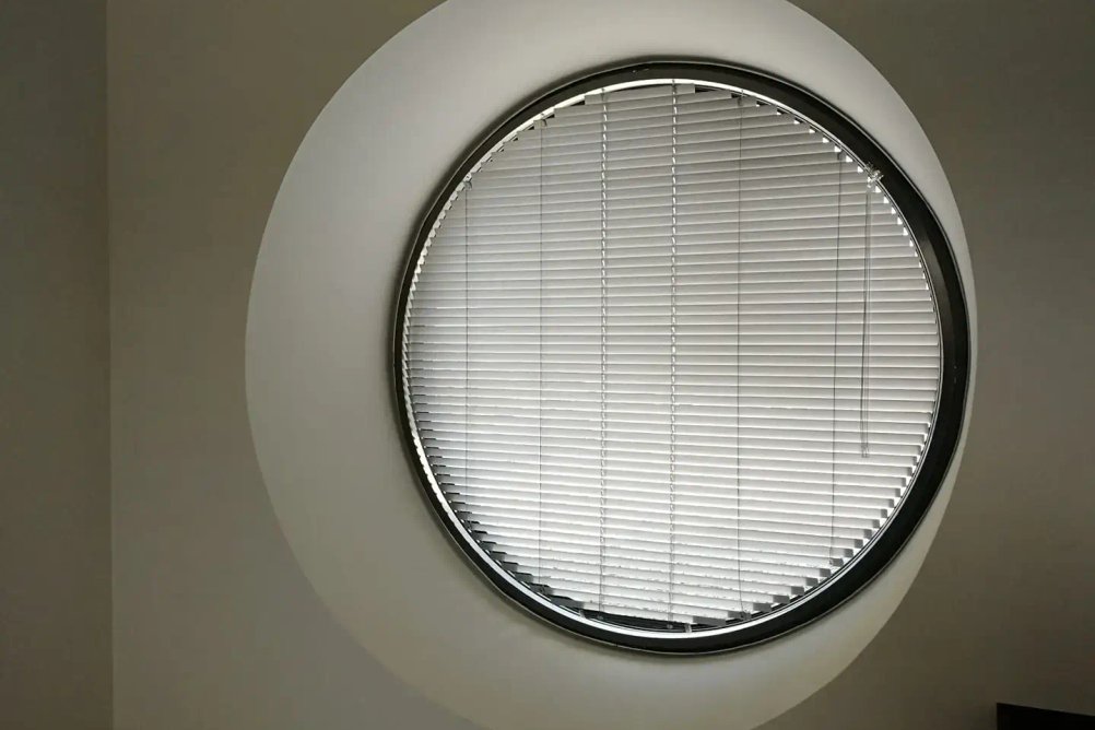 Žaluzie v kruhovém okně