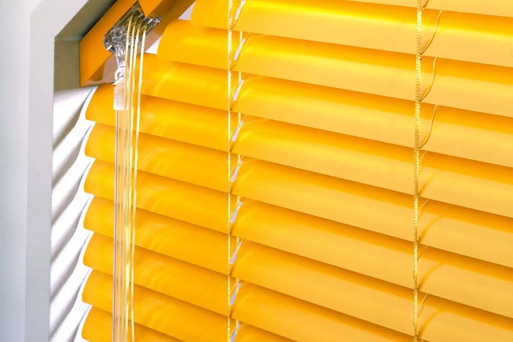 Oranžové skosené žaluzie