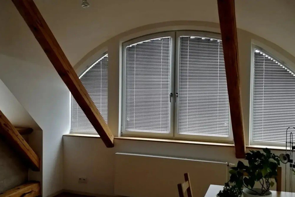 Obloukové žaluzie v oknech