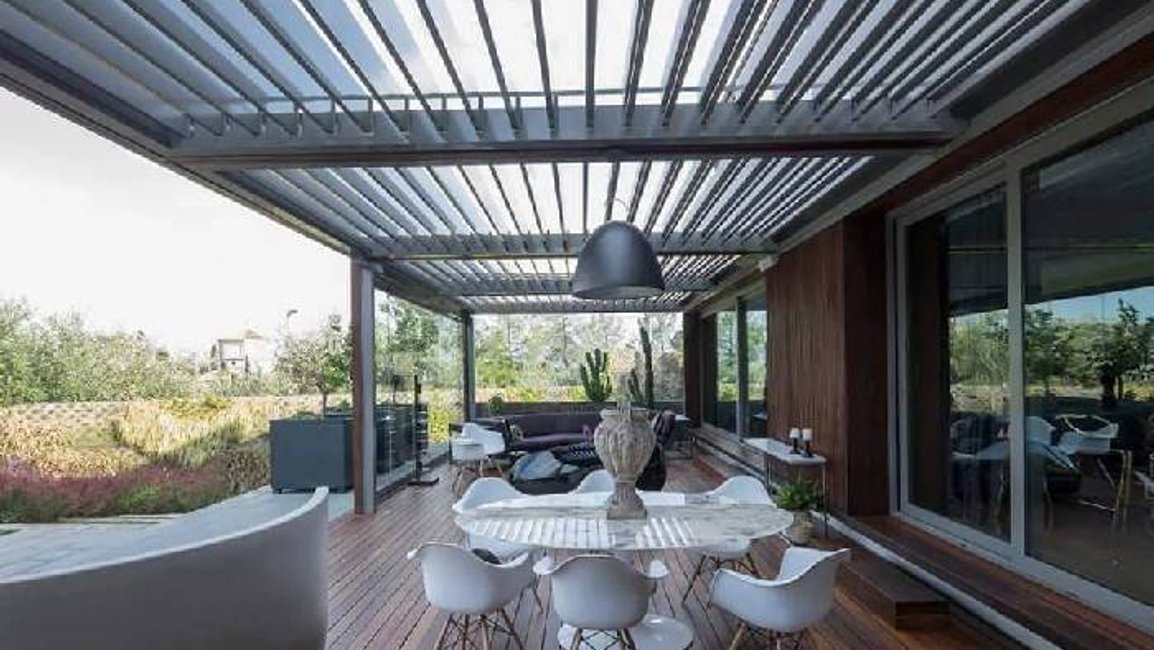 Bioklimatické Pergoly: Stínění, které podtrhne vaši zahradu