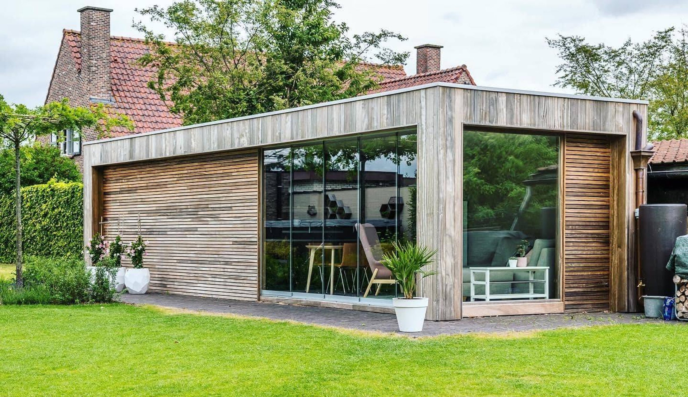 Pergola s bezrámovým zasklením