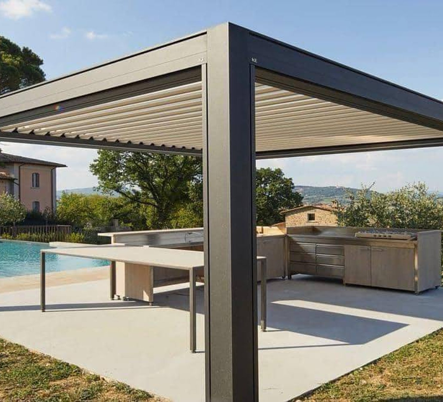 Světlá bioklimatická pergola u bazénu