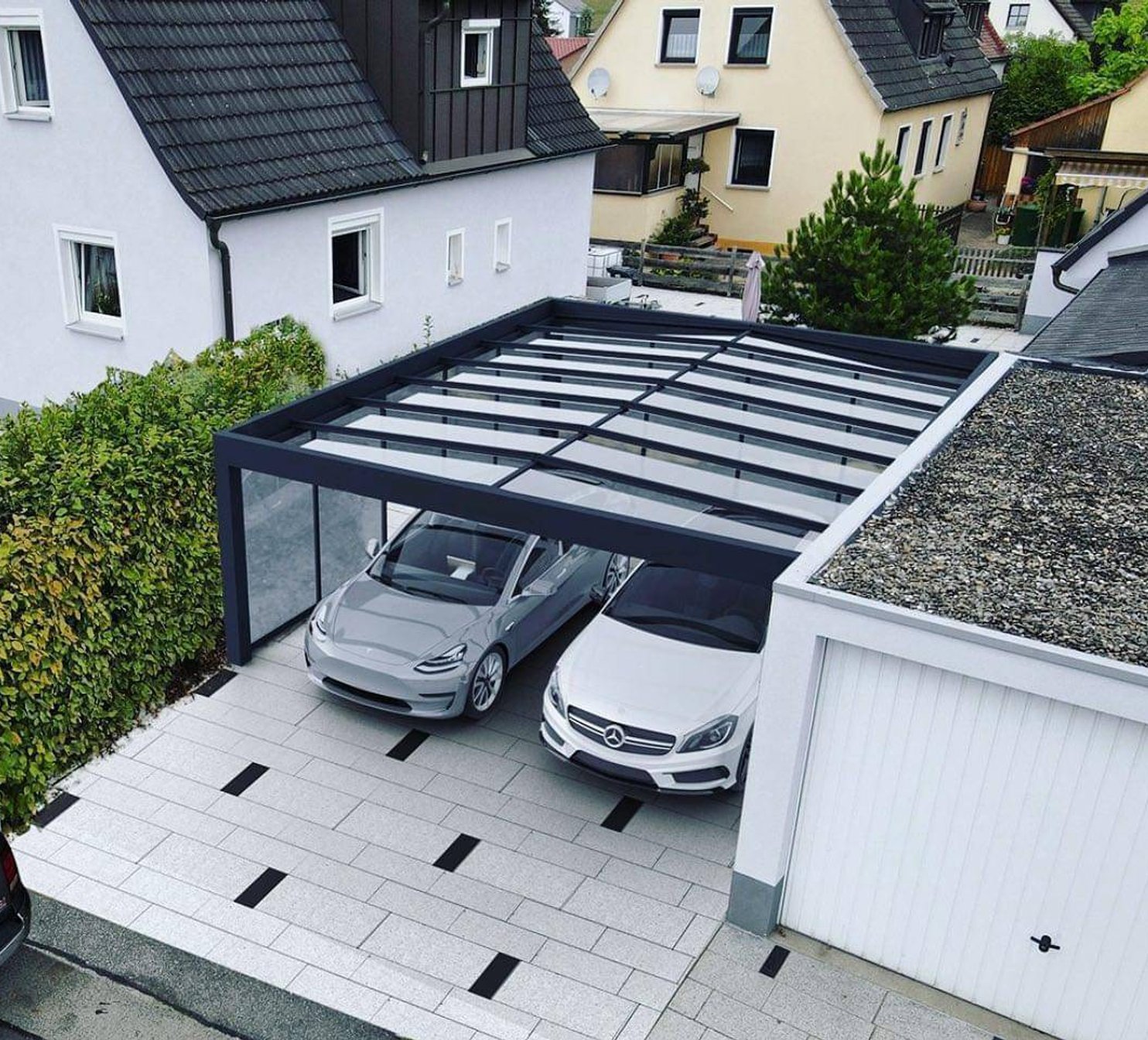 Carport se 2 zaparkovanými vozy