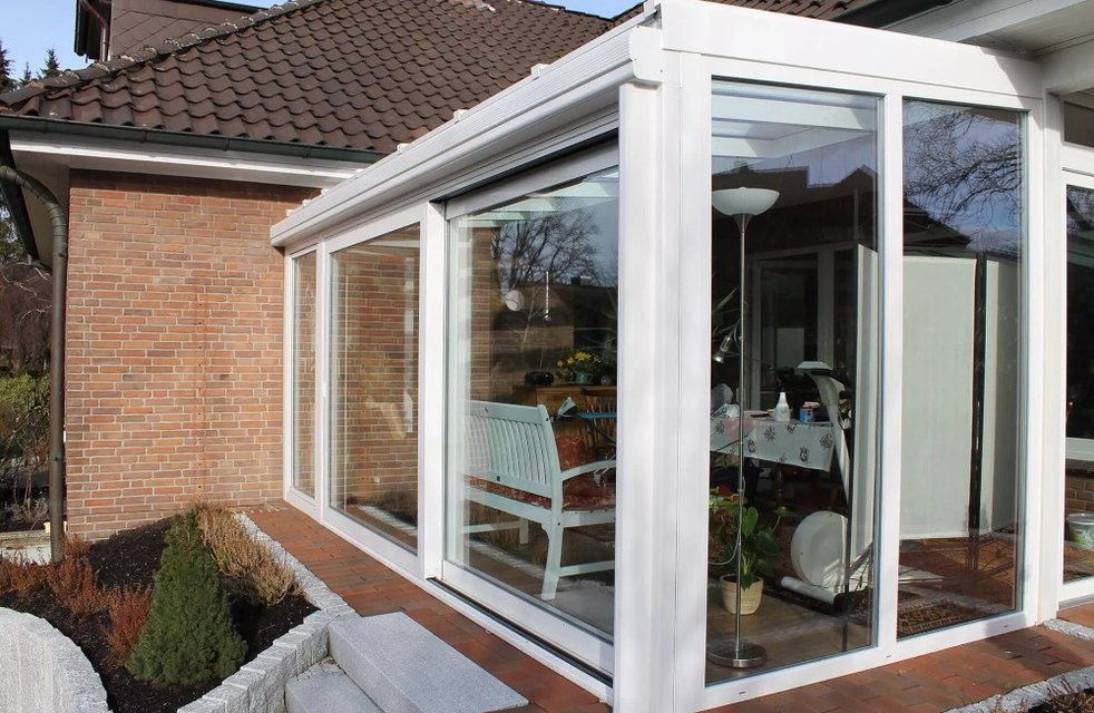 Celoroční zimní zahrada od Hezký stín – elegantní prosklený prostor, který rozšiřuje obytnou část domu a nabízí pohodlí po celý rok.