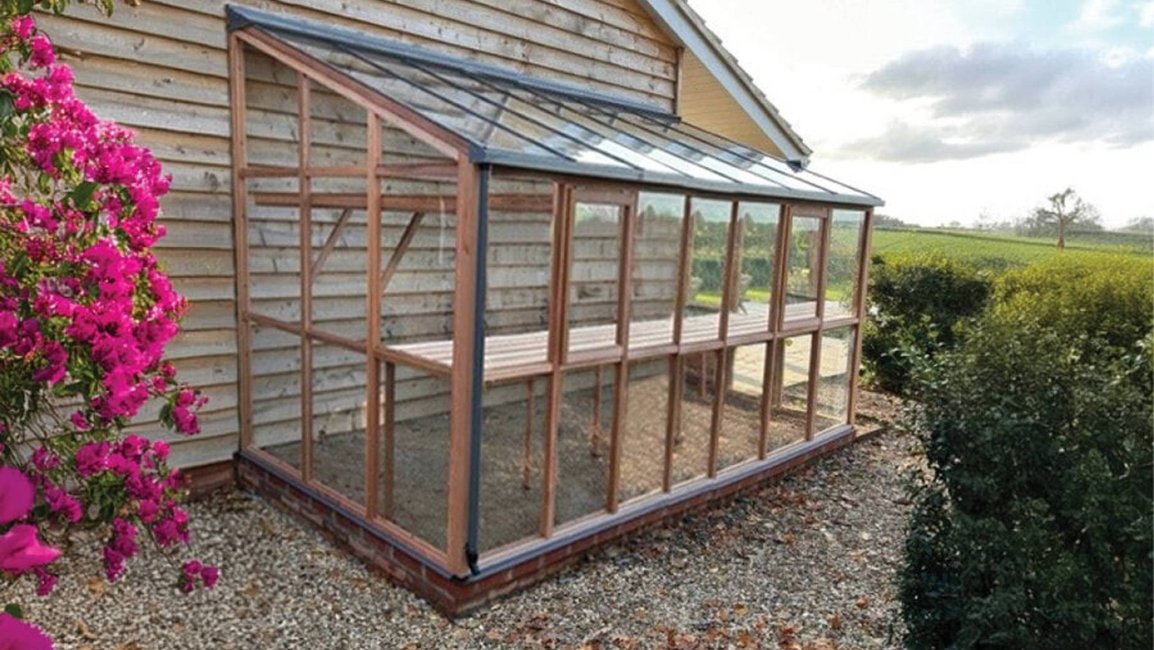 Elegantní skleník typu Lean-to přistavěný k domu nabízí praktické řešení pro menší zahrady. Díky své konstrukci šetří místo, zároveň poskytuje ideální prostředí pro pěstování rostlin po celý rok. Tento klasický přístavkový skleník spojuje estetiku s funkčností a stává se stylovým doplňkem každé moderní zahrady.