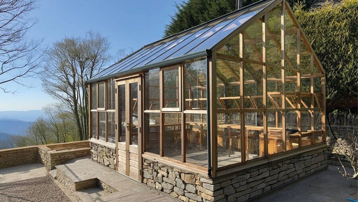 Tento typ skleníku je ideální nejen pro pěstování rostlin v průběhu celého roku, ale také jako stylový zahradní prvek, který povyšuje prostor na místo k relaxaci