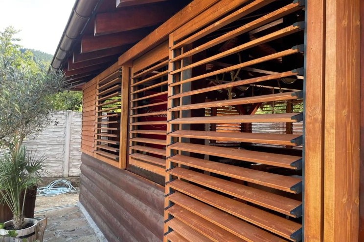 Dřevěné otočné žaluzie na terase