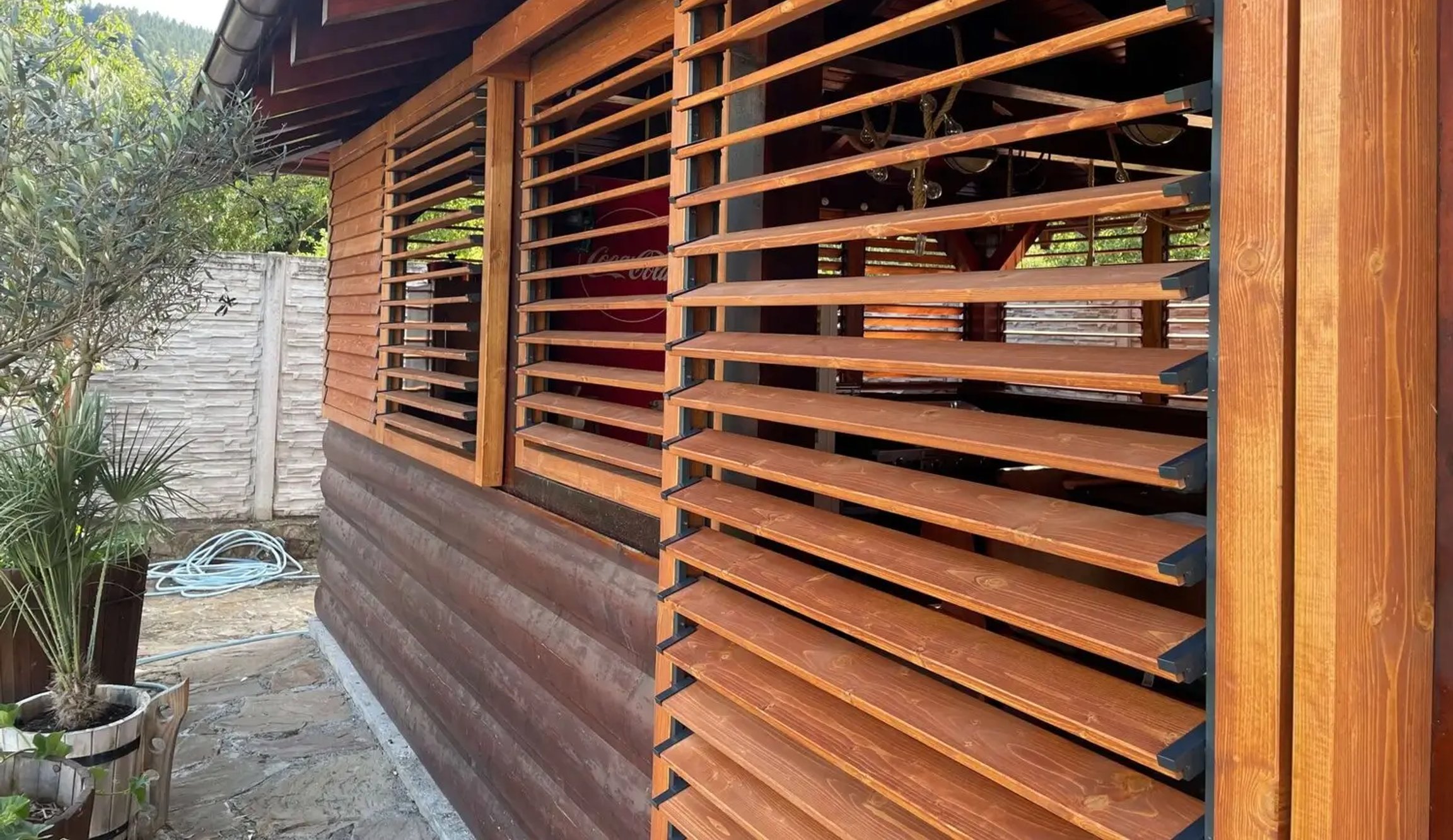 Dřevěné otočné žaluzie na terase