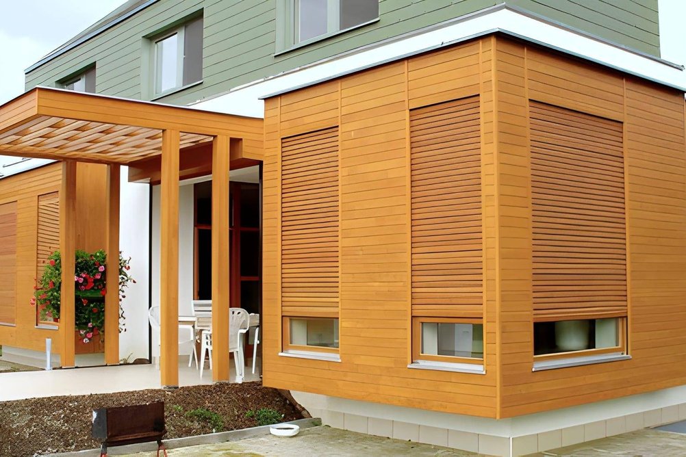 Dřevené rolety na moderní dřevostavbě