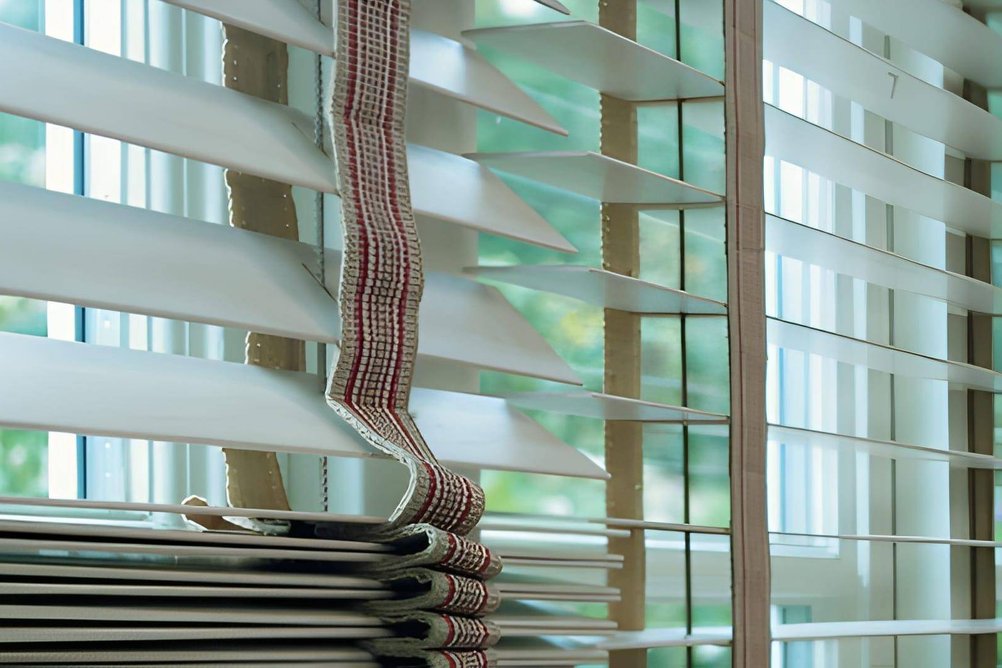 Bílé dřevěné žaluzie s bílým popruhem