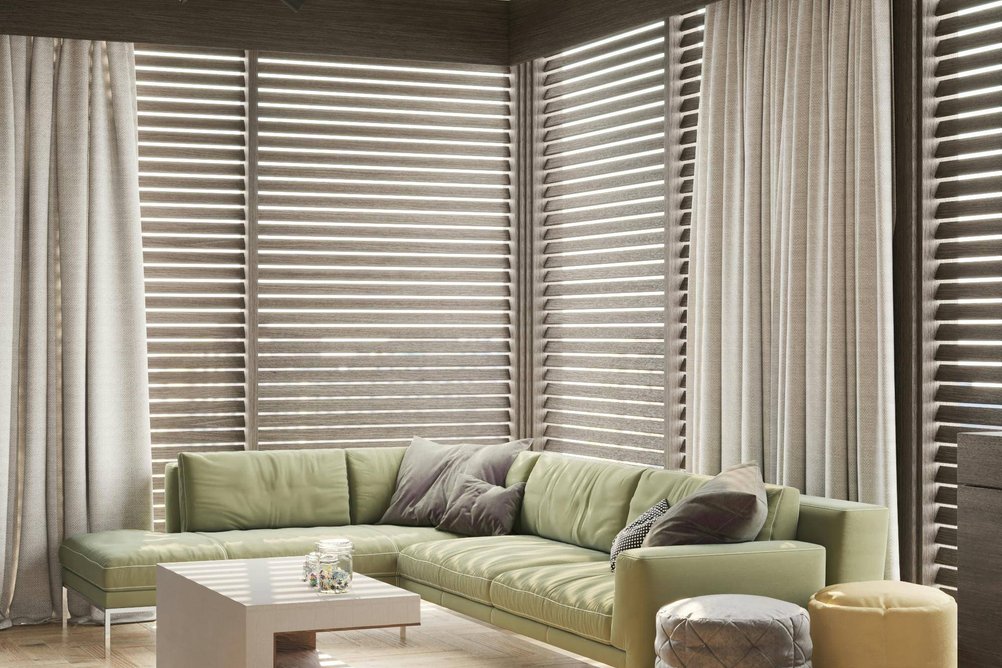 Pokoj s dřevěnými žaluziemi