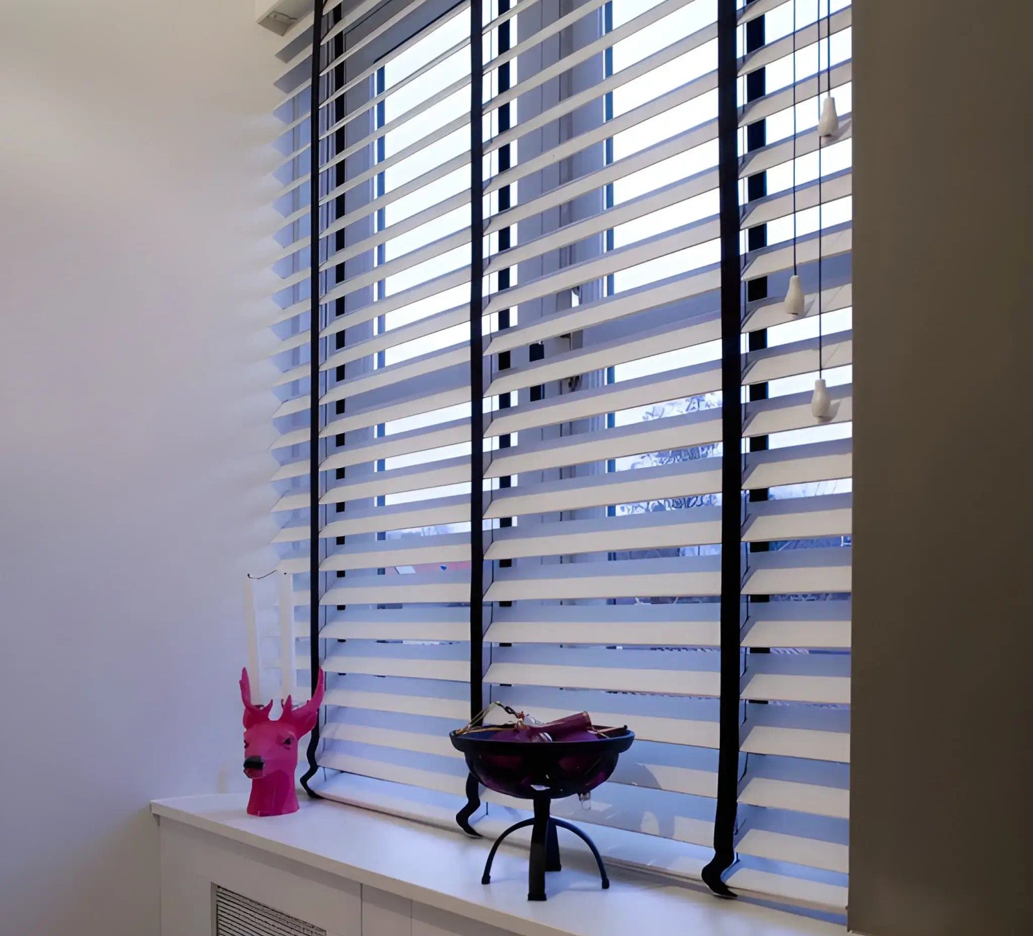 Bílé dřevěné žaluzie