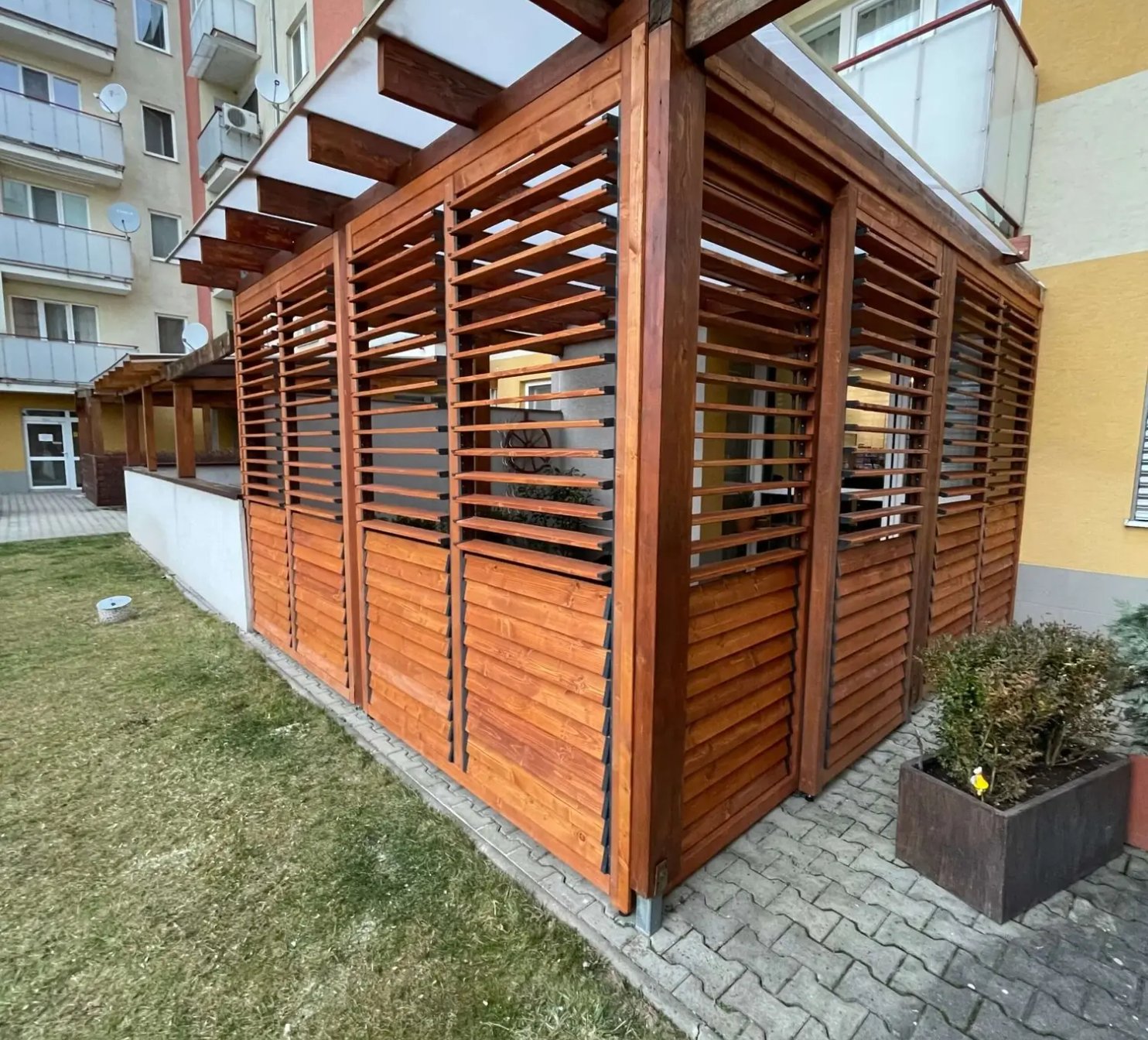 Dřevěné otočné žaluzie na terase