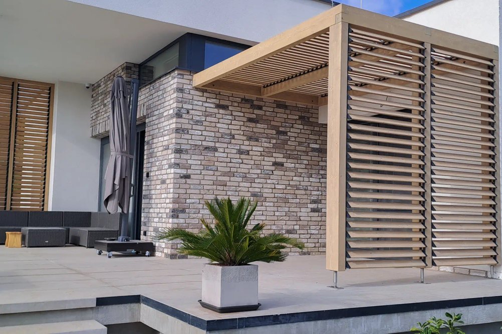 Dřevěné otočné žaluzie na terase