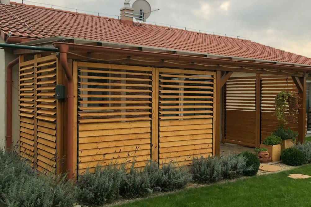 Dřevěné otočné žaluzie s detailem lamel