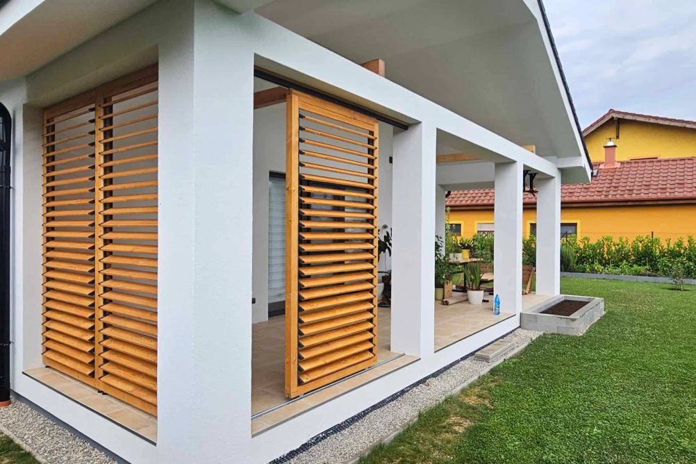 Posuvné dřevěné otočné žaluzie