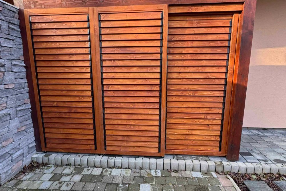 Dřevěné otočné žaluzie na altánu