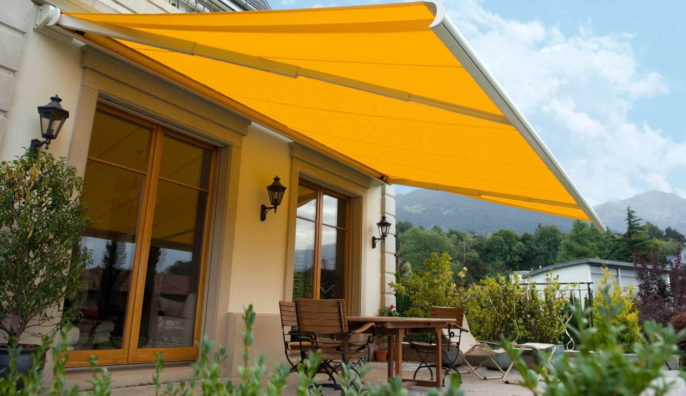 Fasádní markýza u balkonových dveří