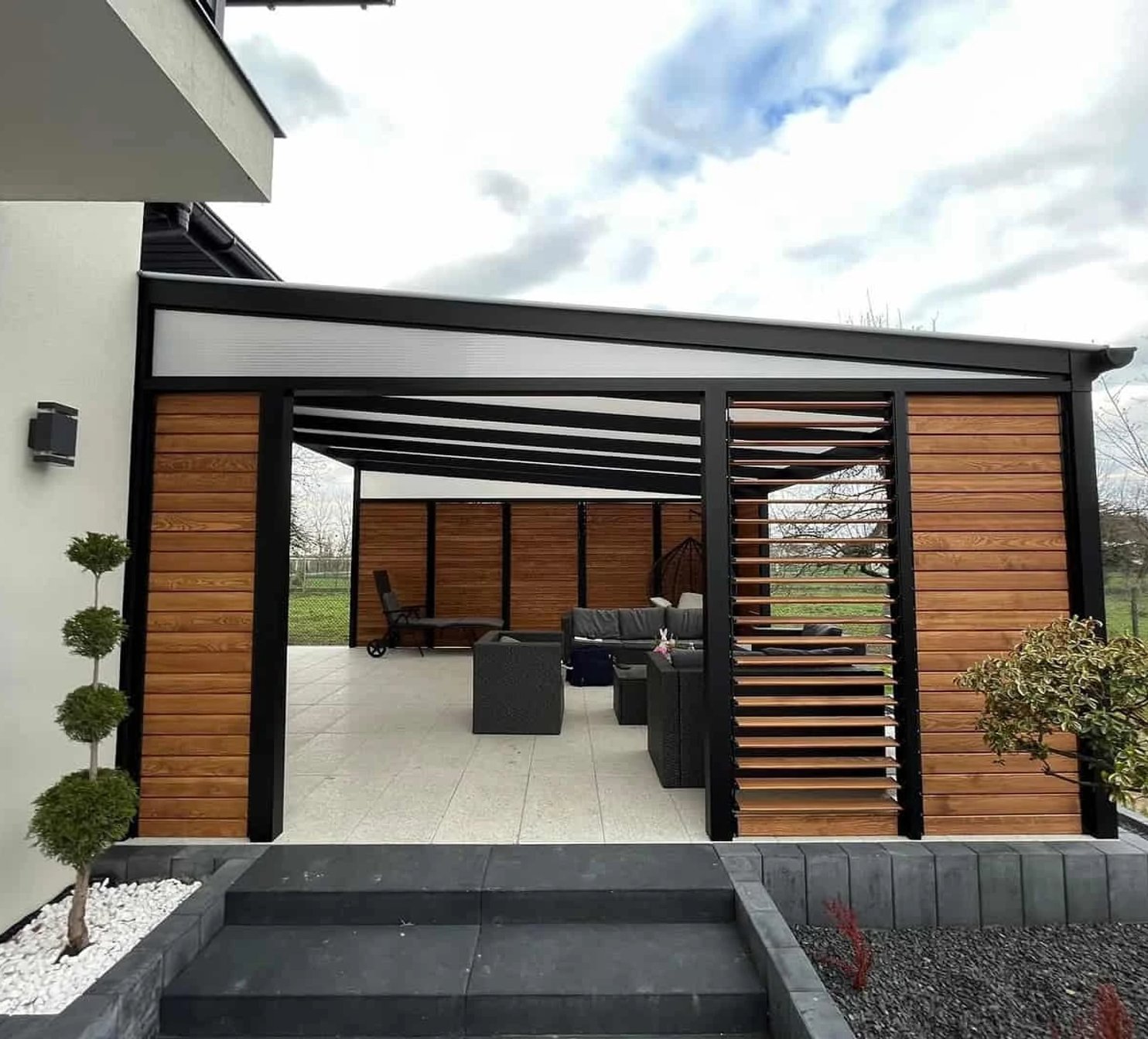 Kombinované otočné žaluzie – hliníkový rám s dřevěnými lamelami