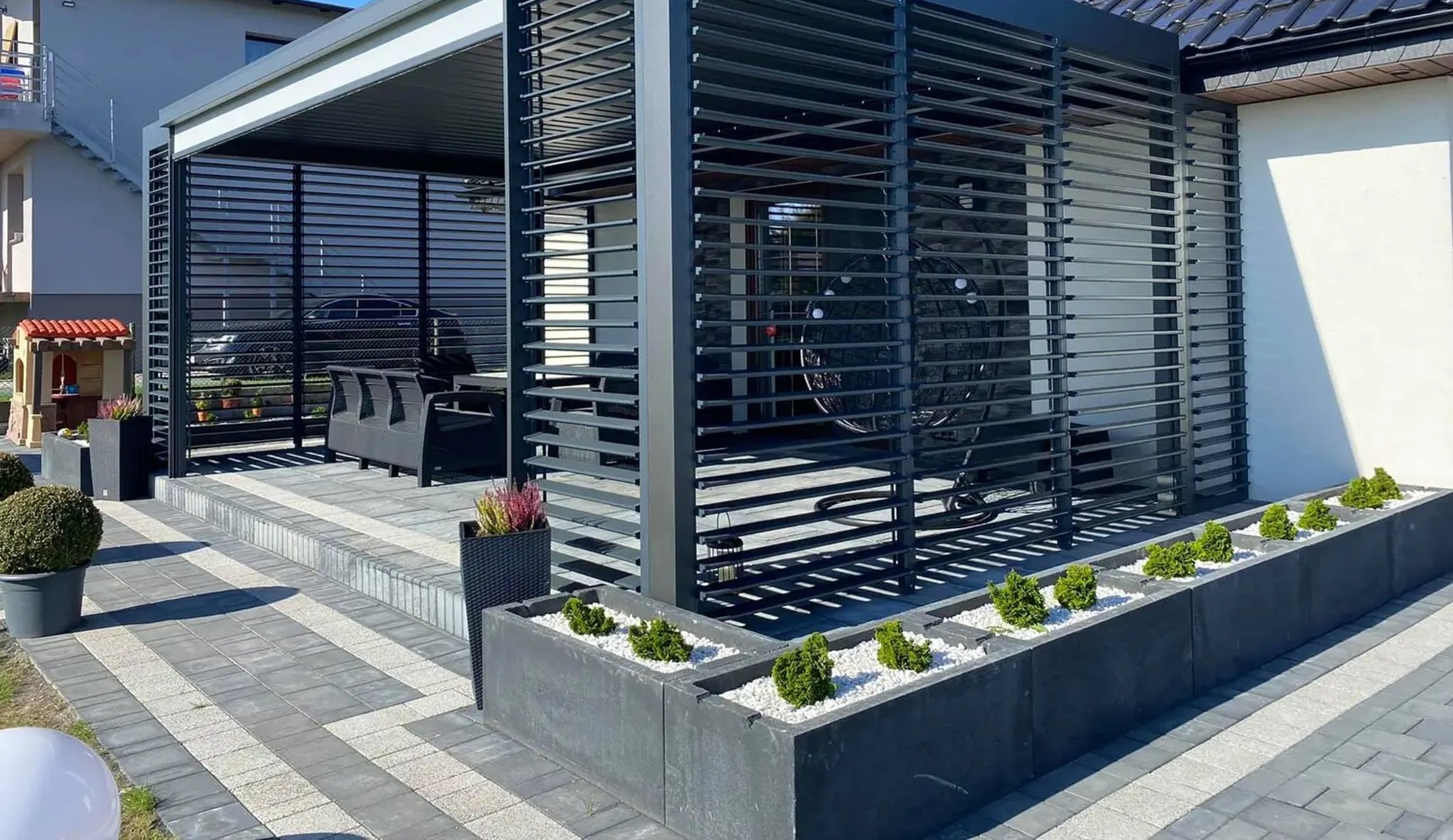 Hliníkové otočné žaluzie na terase