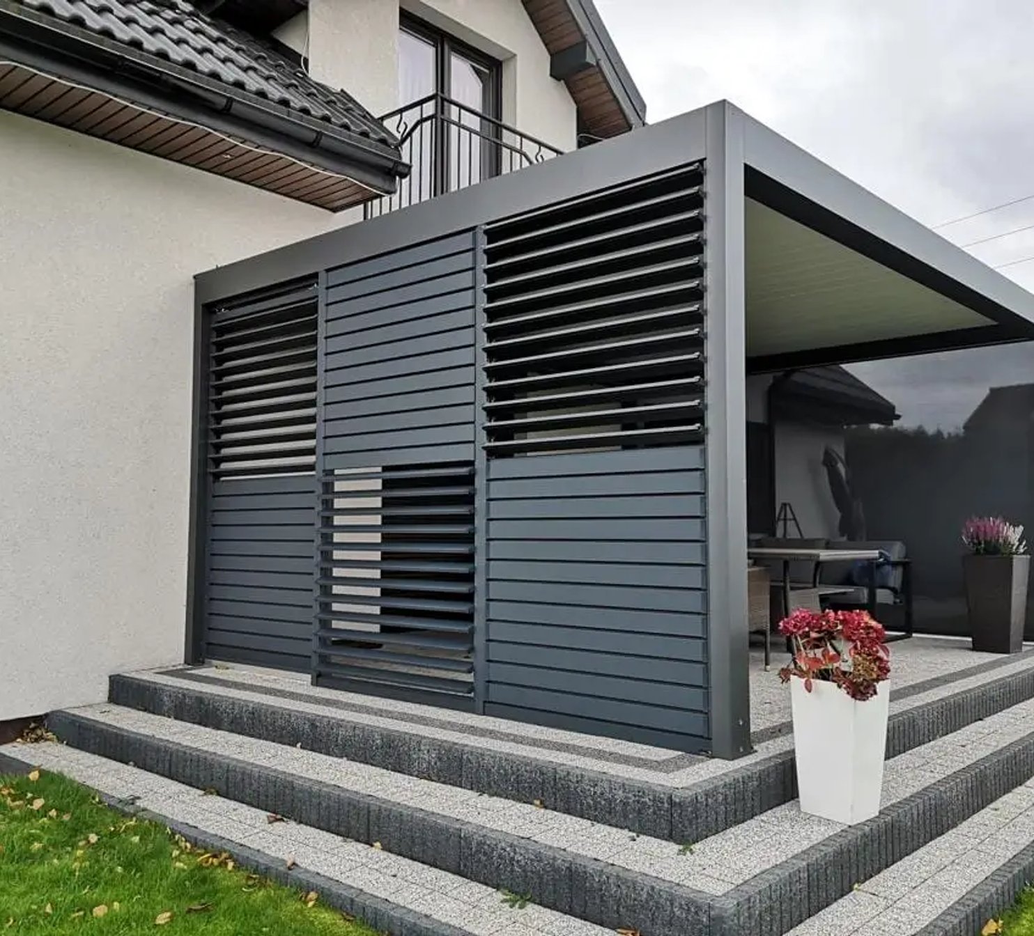 Hliníkové otočné žaluzie na terase