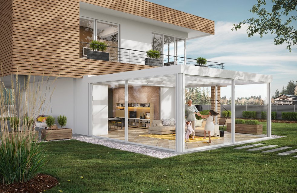 Moderní rodinný dům doplněný o bioklimatickou pergolu v bílém hliníkovém provedení. Pergola s prosklenými stěnami nabízí variabilní využití – chrání před sluncem, větrem i deštěm a vytváří útulný prostor pro celoroční relaxaci s výhledem do zahrady