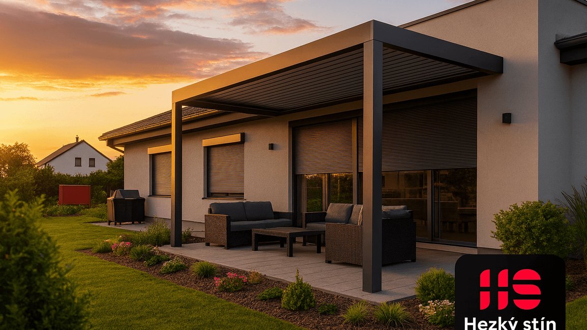 Moderní dům se zahradou, bioklimatická pergola a uzavřené předokenní rolety