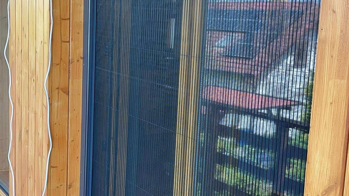 Plisovaná síť proti hmyzu v moderním hliníkovém rámu dokonale ladí s dřevěným obložením. Poskytuje spolehlivou ochranu, plynulý chod a téměř neviditelný vzhled.