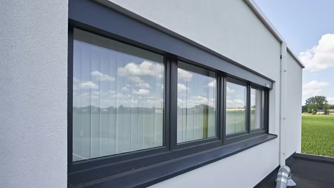 Představujeme screenové rolety o ploše až 22 m² a chytrý solární pohon, který nevyžaduje žádné kabely.