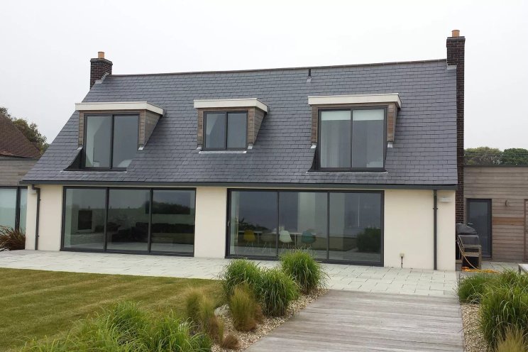 Dům s moderními plastovými okny a dveřmi