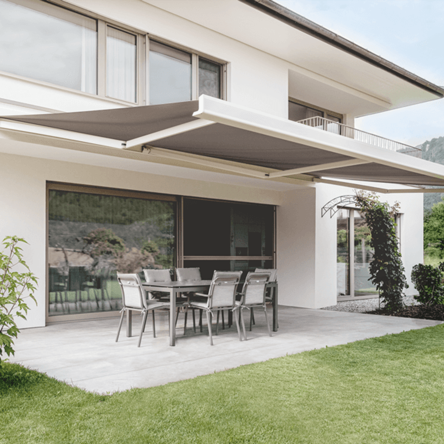 Kazetová markýza nad venkovním posezením