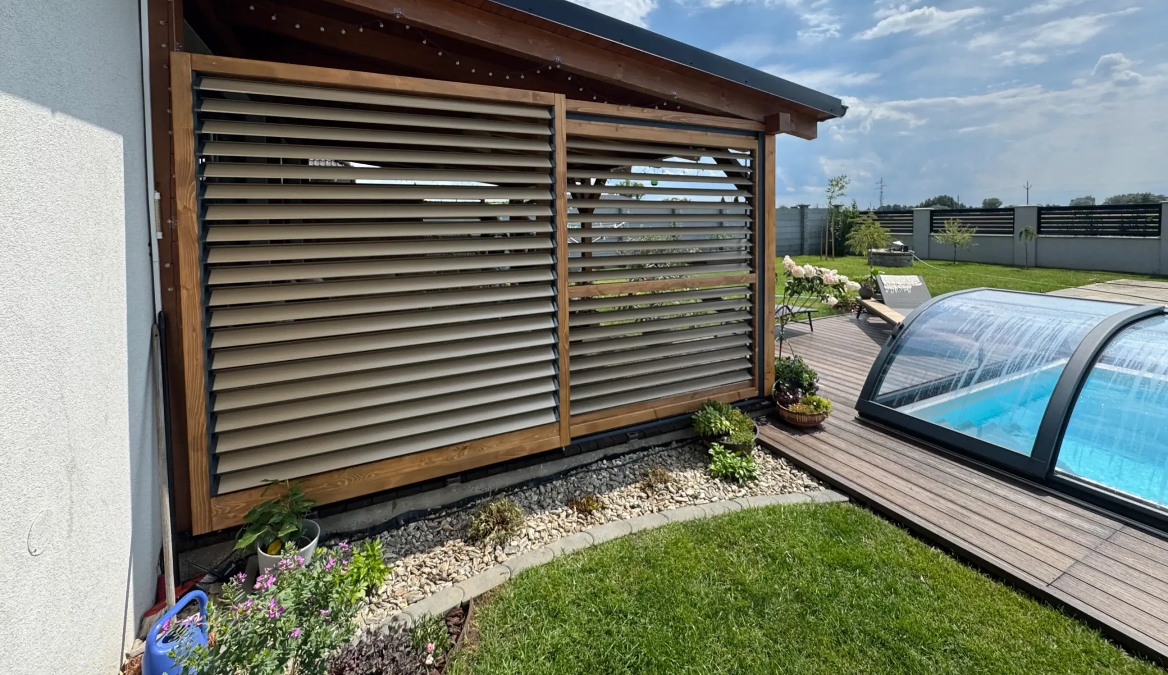 Kombinované otočné žaluzie s dřevěným rámem a hliníkovými lamelami