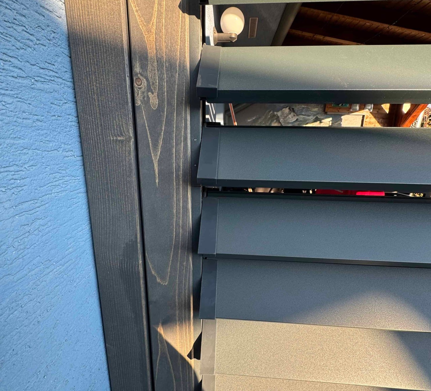 Kombinované otočné žaluzie – dřevěný rám s hliníkovými lamelami