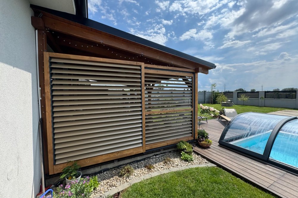 Dřevěný rám s hliníkovými lamelami