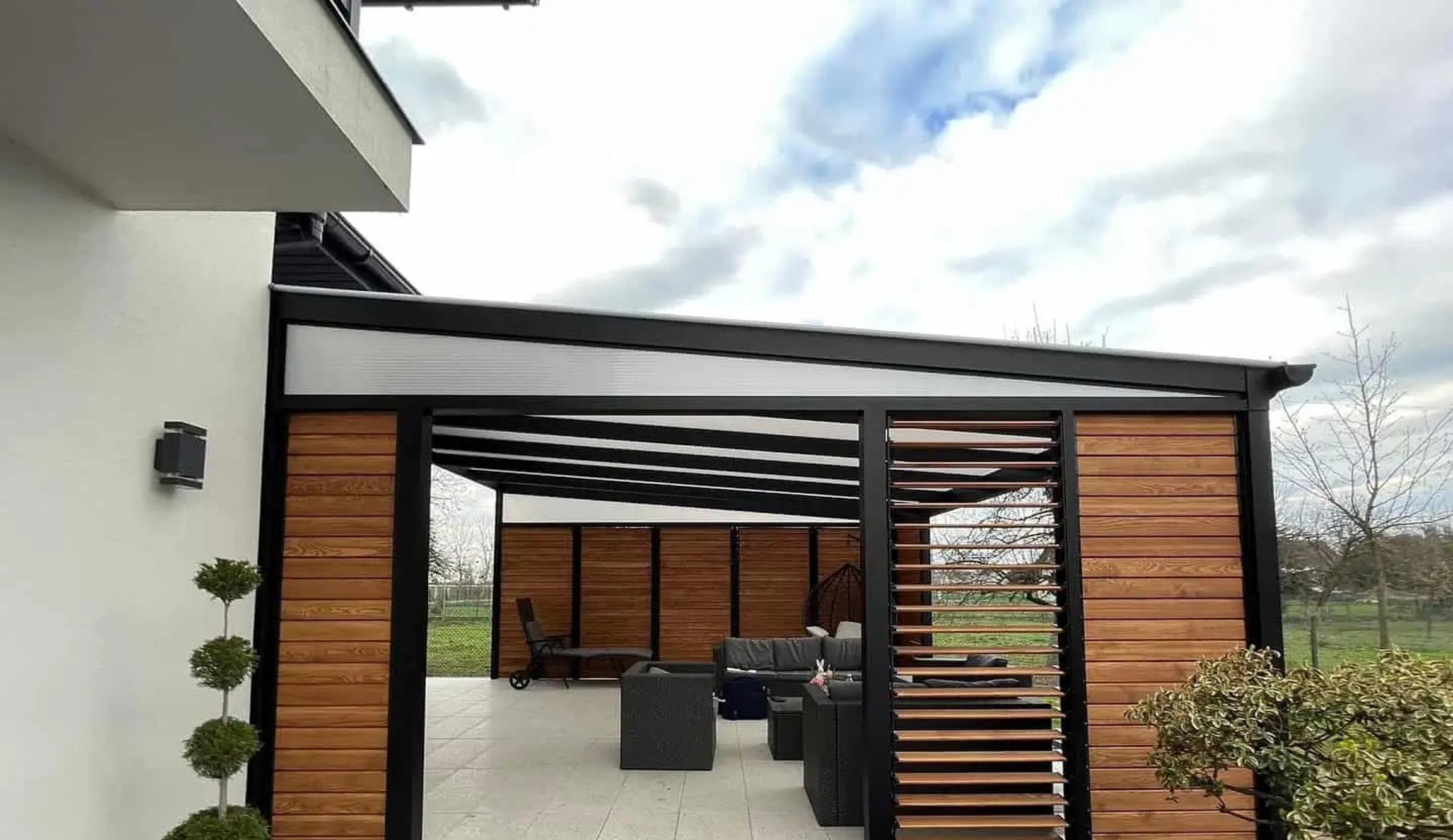 Kombinované otočné žaluzie s hliníkovým rámem a dřevěnými lamelami