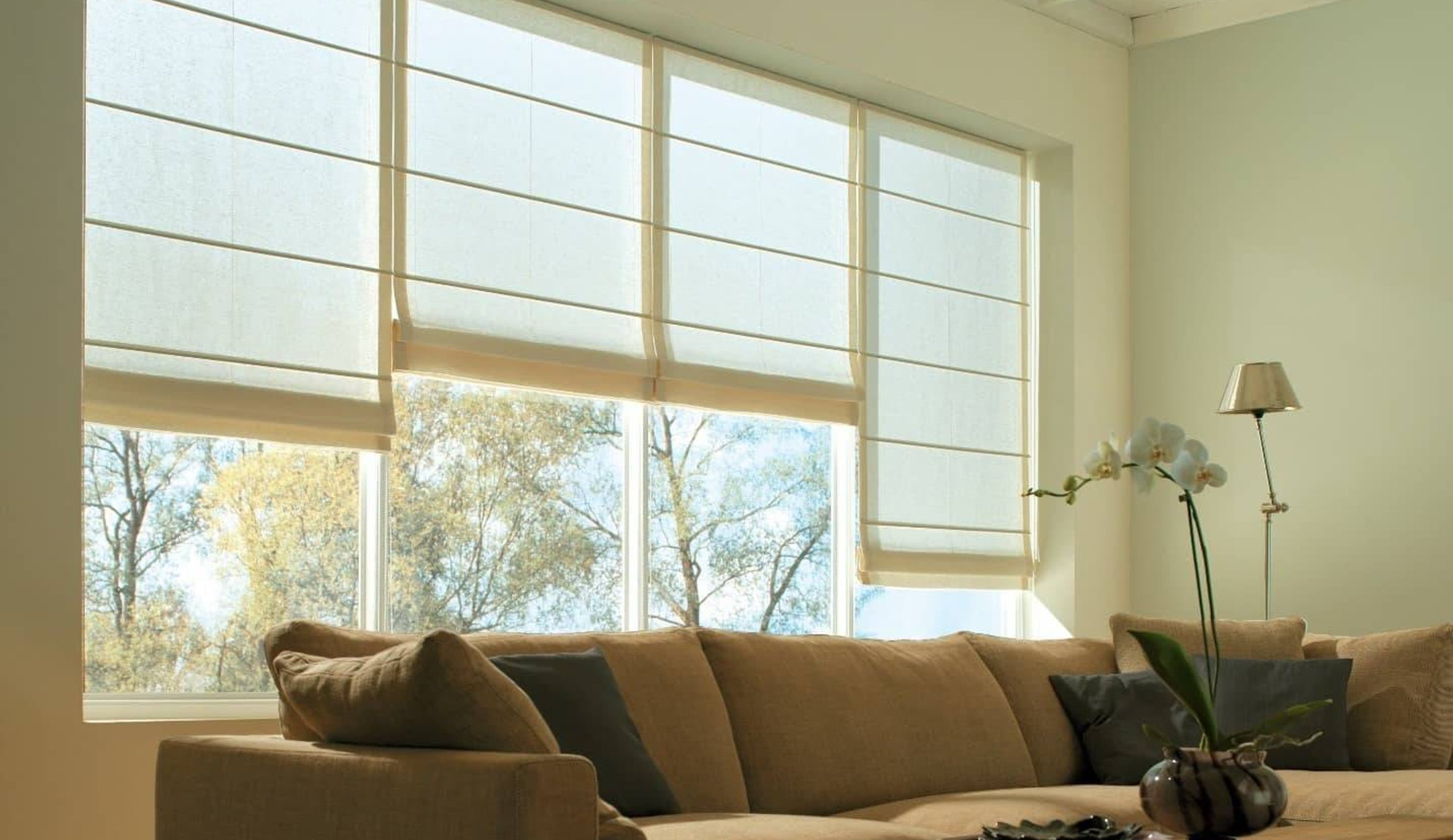 Látkové rolety v obývacím pokoji