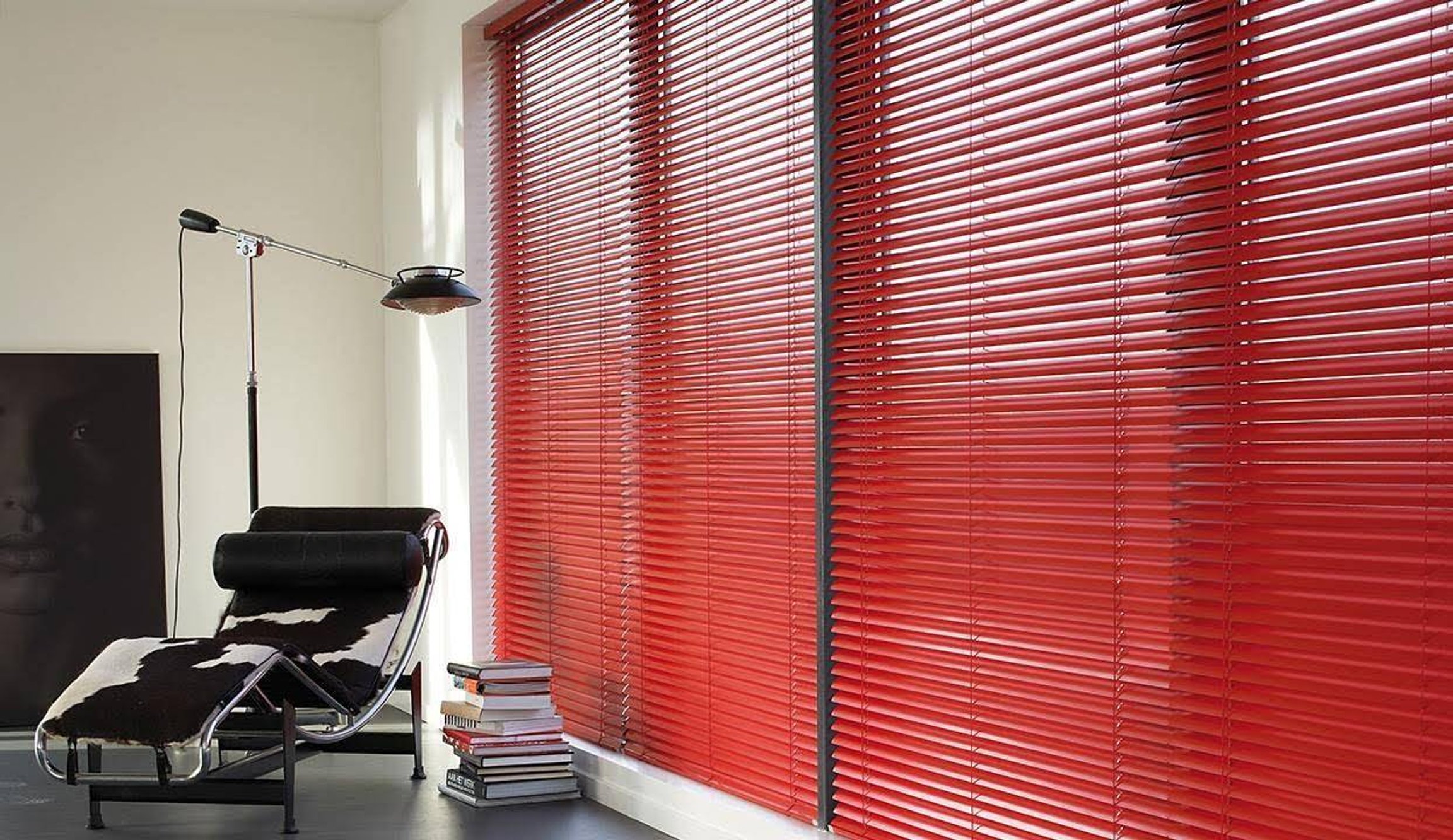 Červené horizontální žaluzie na velkých oknech