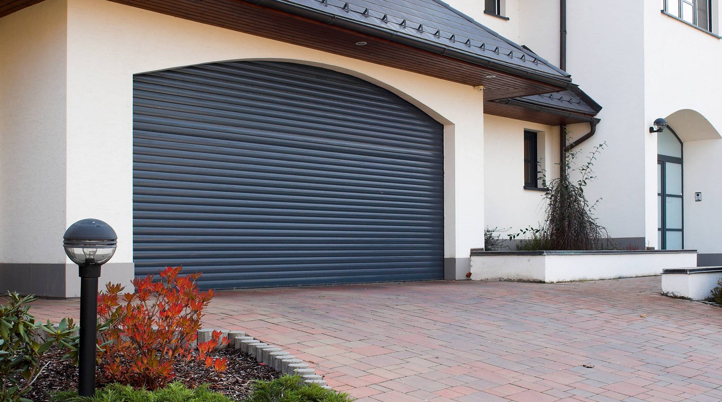 Dům s atypickými garážovými vraty