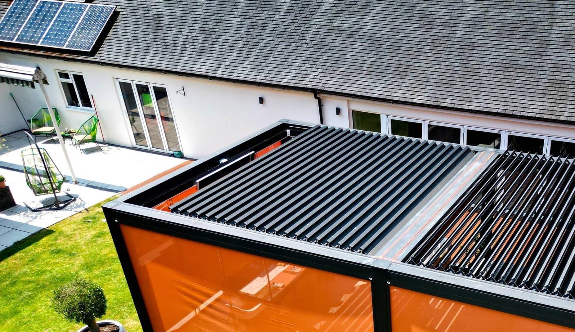 Moderní oranžová pergola