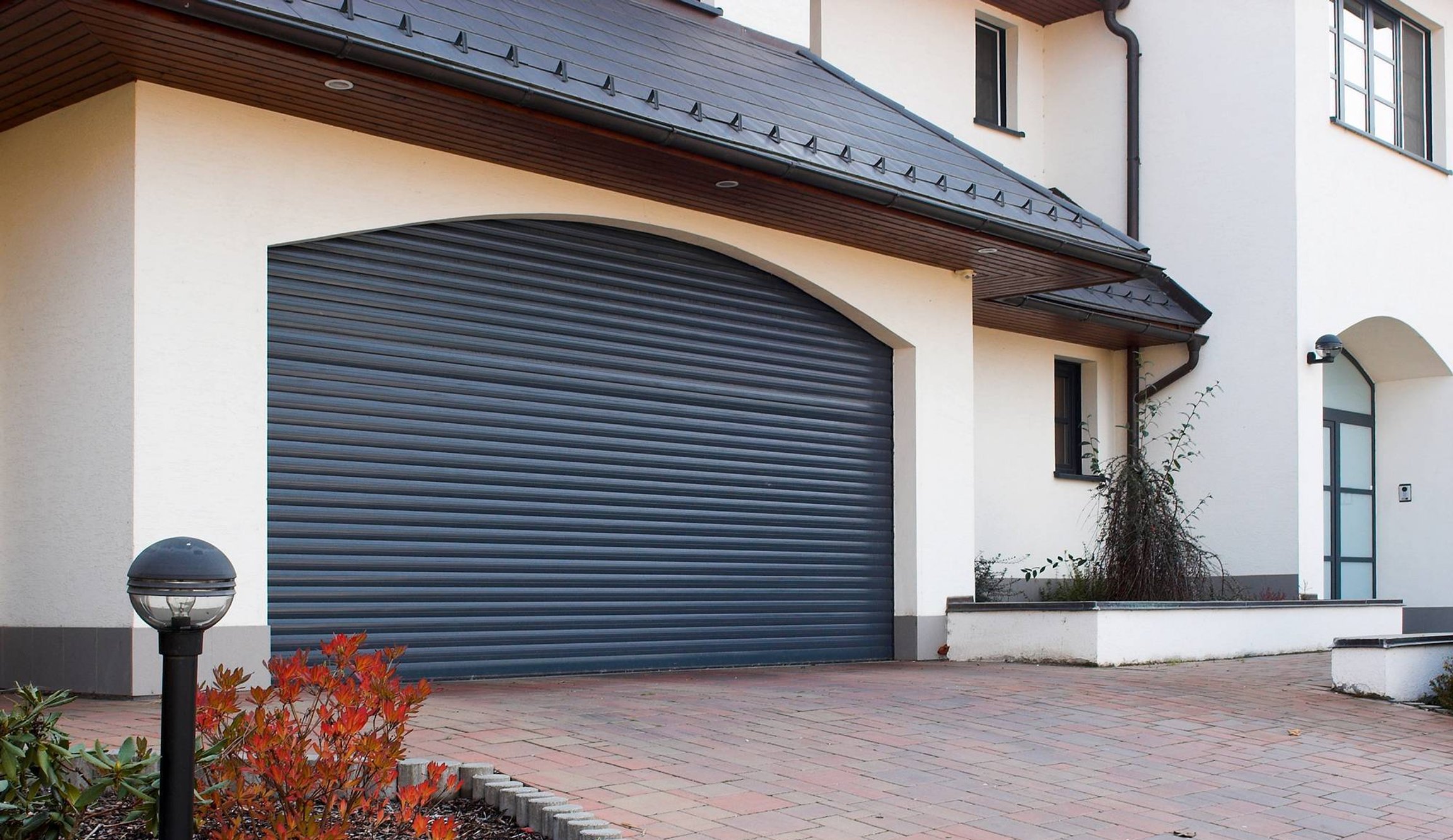 Dům s atypickými garážovými vraty