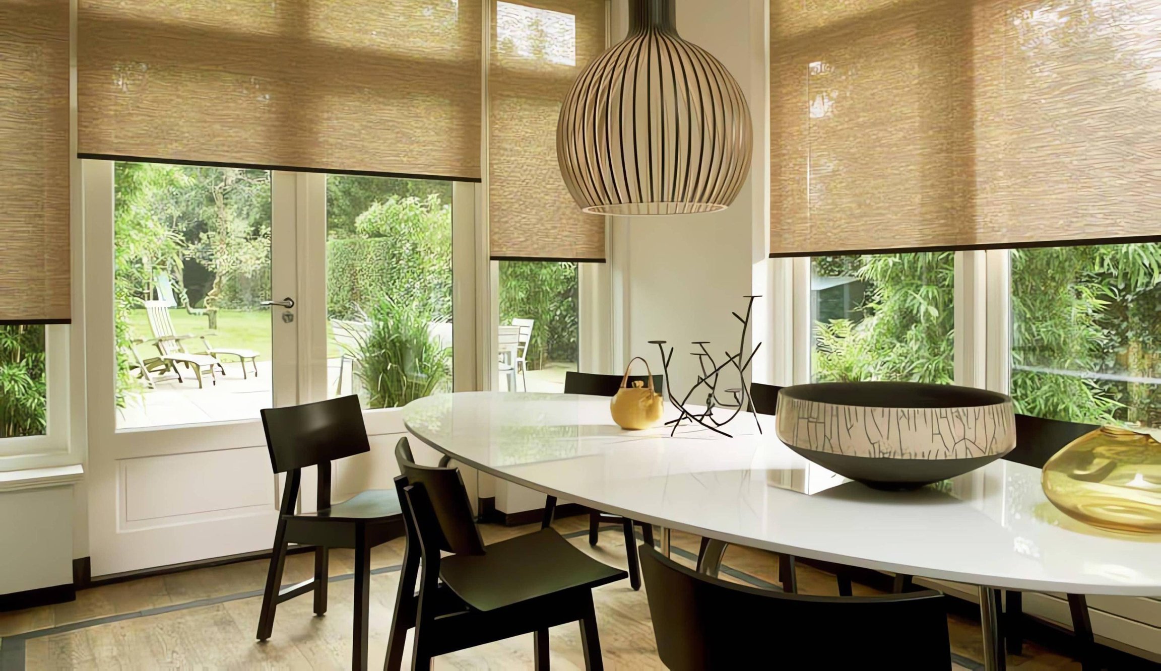 Béžové látkové rolety v kuchyni