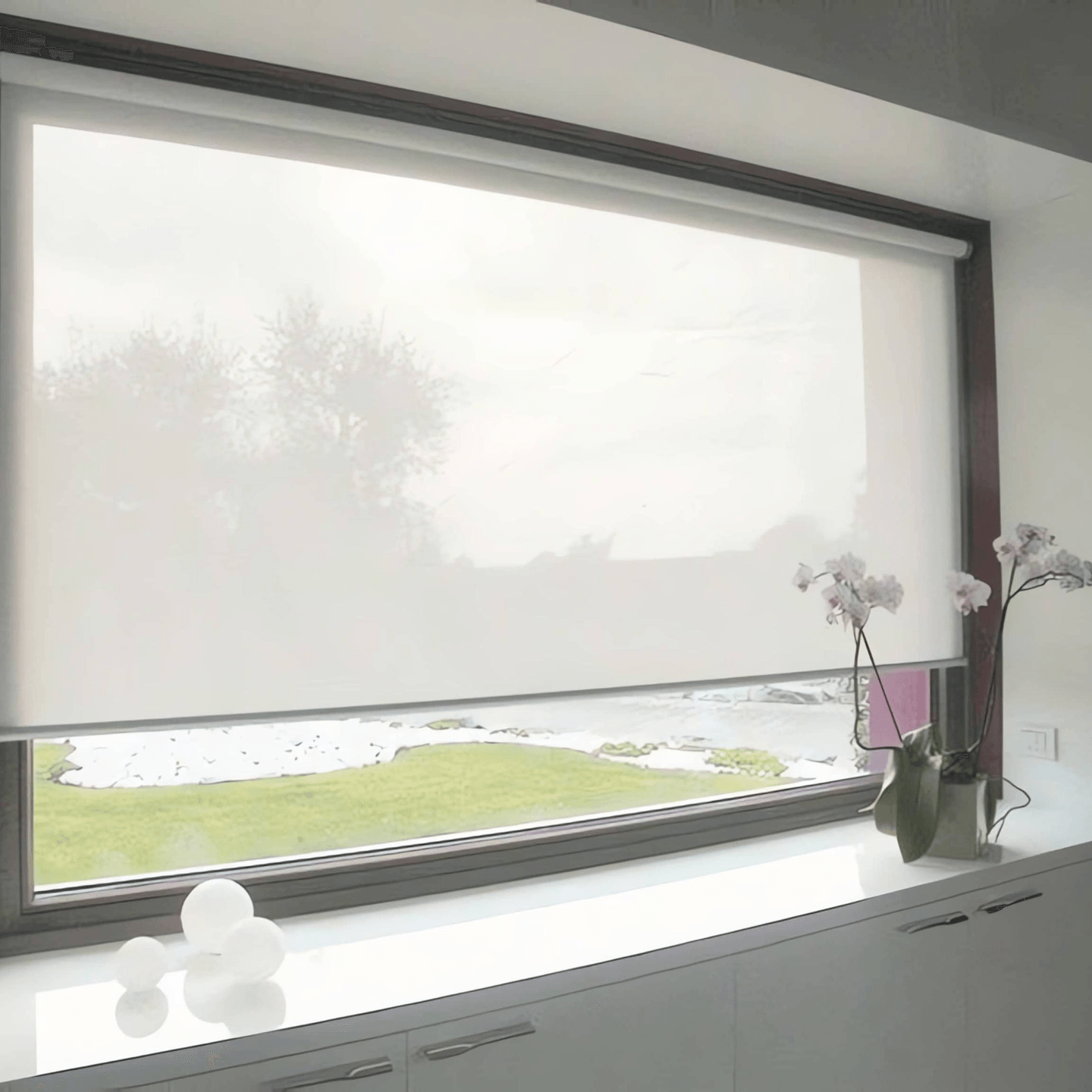 Látková bílá roleta v okně