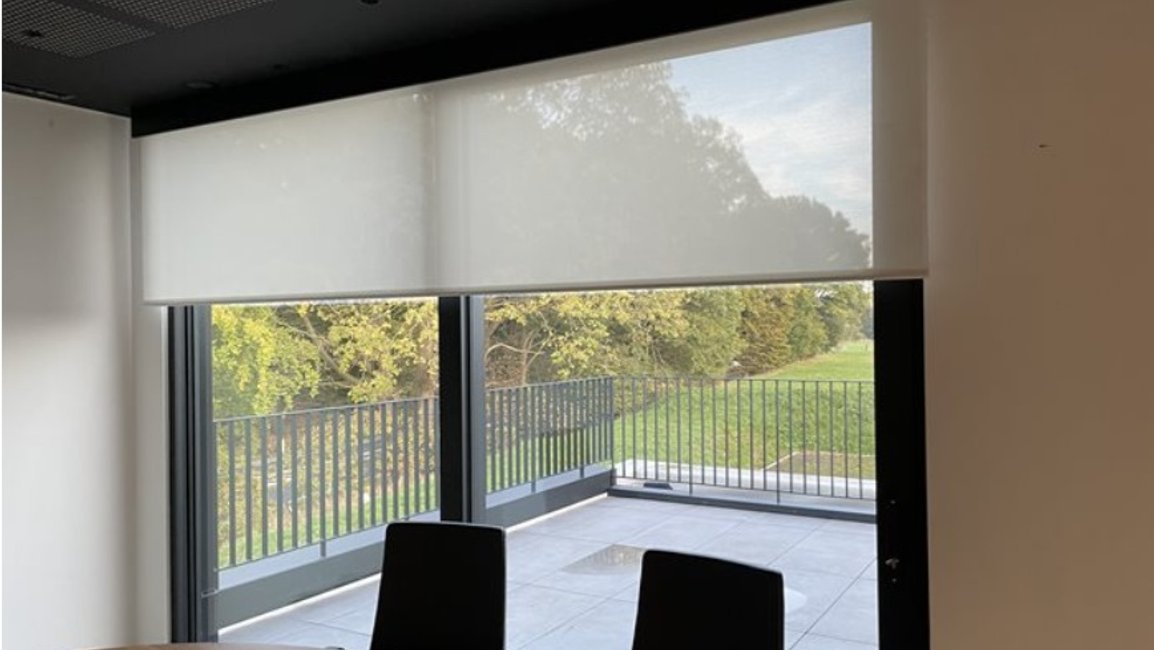 Látková roleta – čisté stínění pro velká okna v moderním interiéru