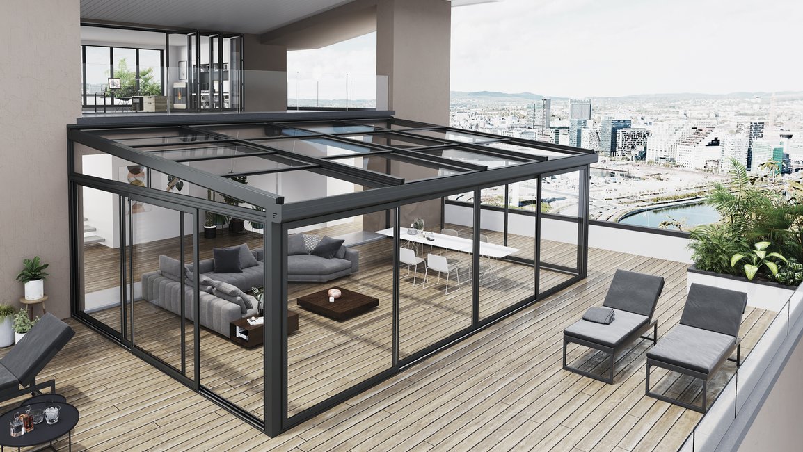 Prémiová zimní zahrada Motus TT z hliníkové konstrukce s velkorysým prosklením proměňuje střešní terasu v celoroční obytný prostor. Posuvné zasklení a motoricky otevíratelná střecha propojují interiér s exteriérem a umožňují užívat si výhled na město za každého počasí.